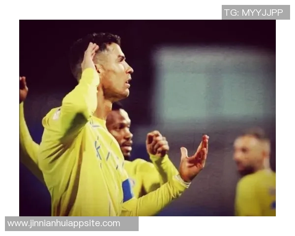 C罗中路停球失误错失良机遗憾抱头难掩失落情绪 C罗中路停球失误错失良机遗憾抱头难掩失落情绪